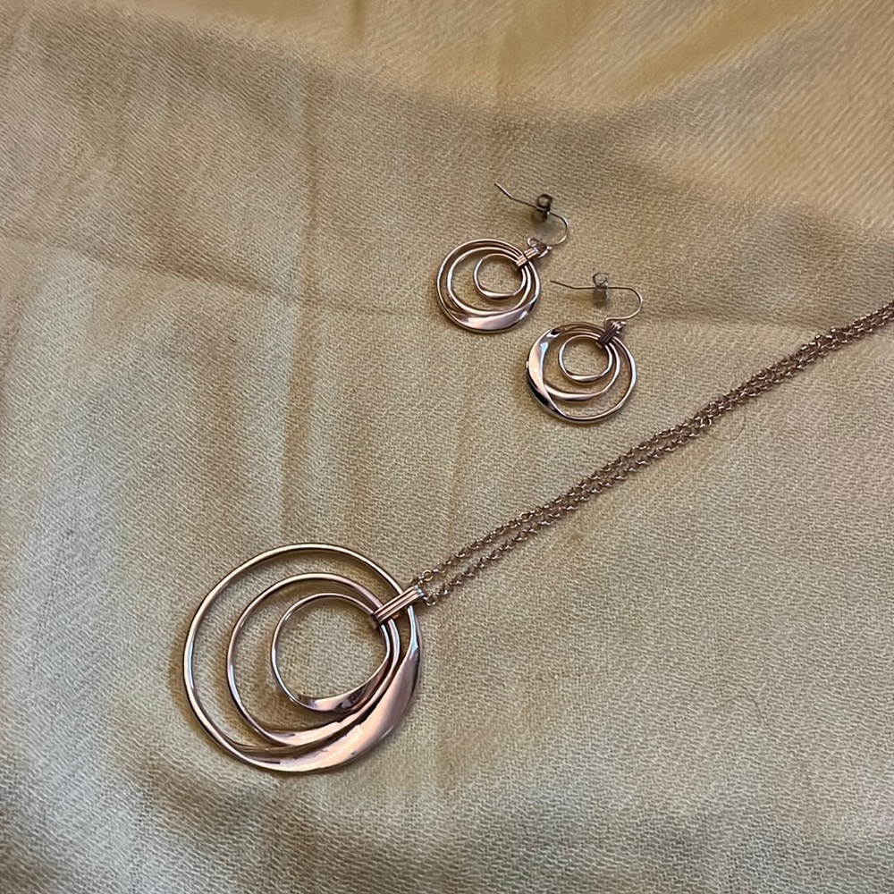 bundle of necklace and pair of earrings gorgeous gold tone circles sparkle 💖